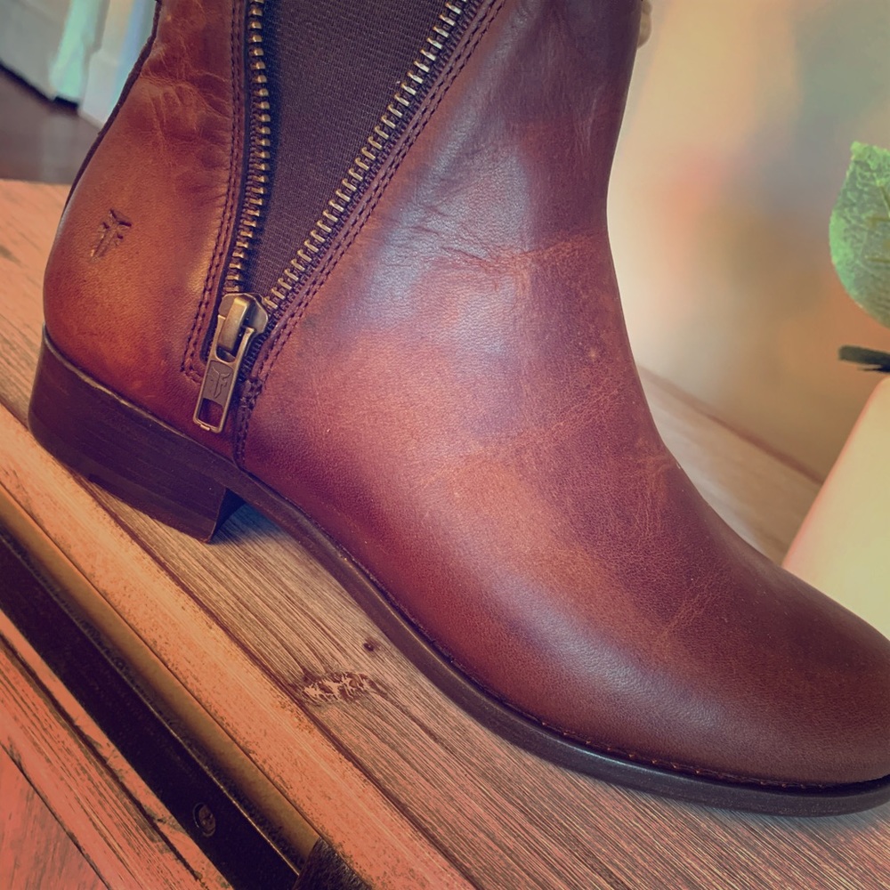 Frye ‘ Carly zip Chelsea ‘ size 6.5- must see!